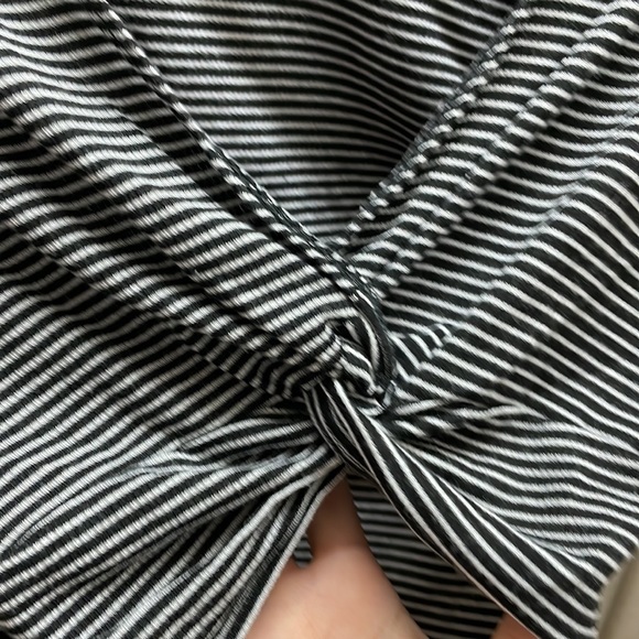 BLACK & WHITE STRIPPED FRONT KNOT CROPPED TOP - Picture 2 of 5